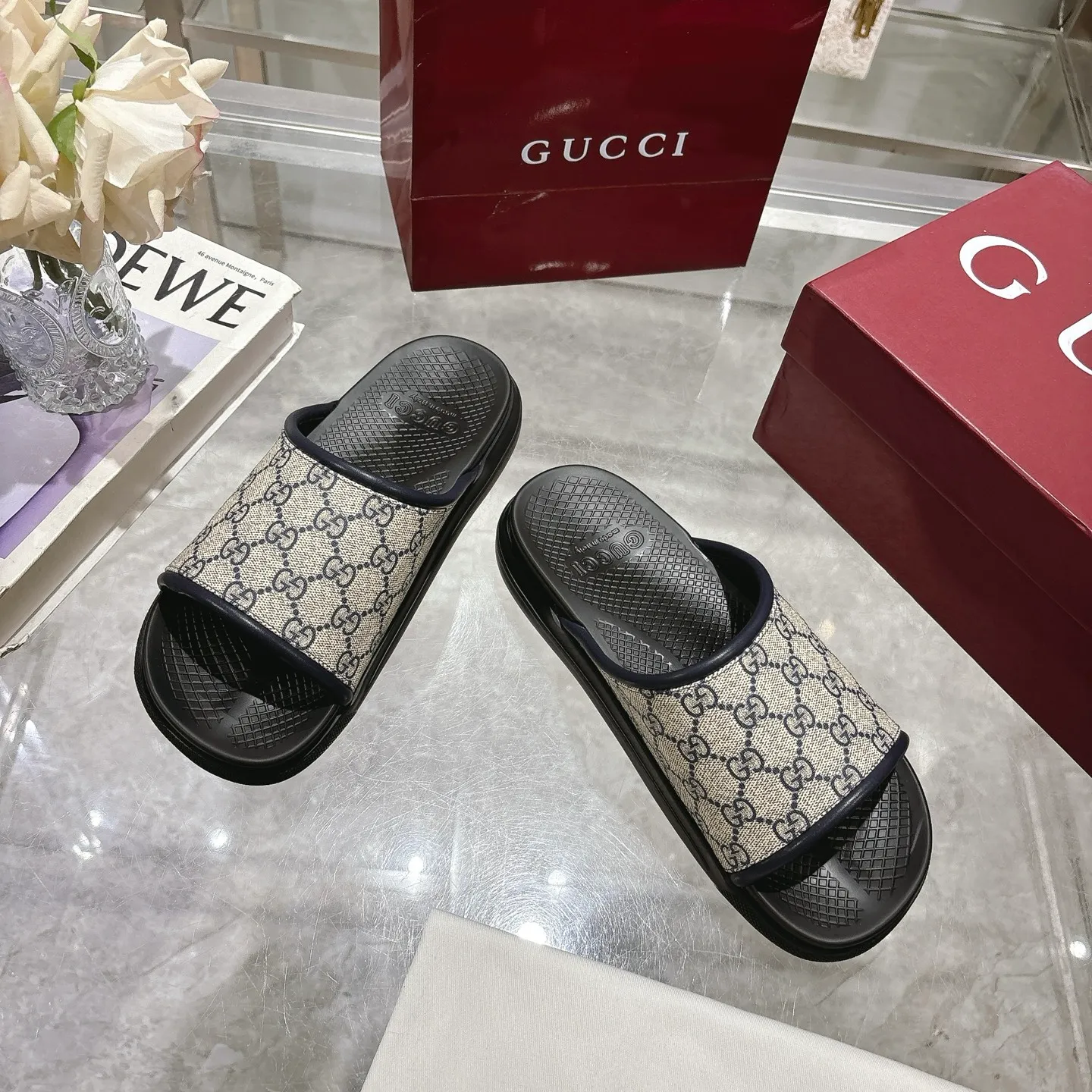 p400🐮🐮New summer men's slip-on slippers. Inspired by the summer spirit and beach clubs of the Italian coast, this piece is part of Gucci Lido. The Pre-Fall collection reinterprets the brand's signature elements and sophisticated patterns in a contemporary way. Made from black rubber, these flat sandals feature a slip-on design that reinterprets the brand's distinctive green and red web design. GG Classic Upper Men's Molded Rubber Footbed Gucci Logo Flat Made in Italy Size: Men's 40 to 47,